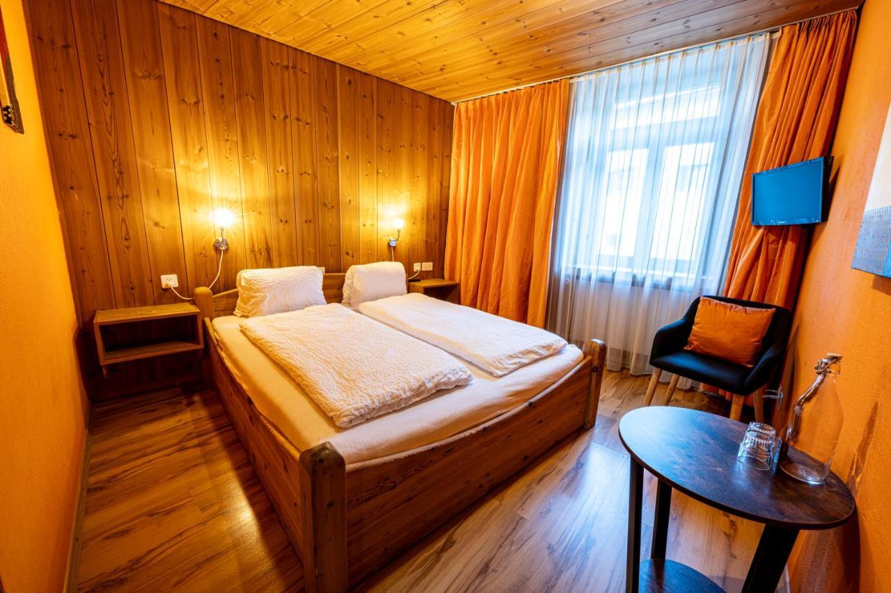 Curuna Hotel-Garni B&B Scuol Esterno foto